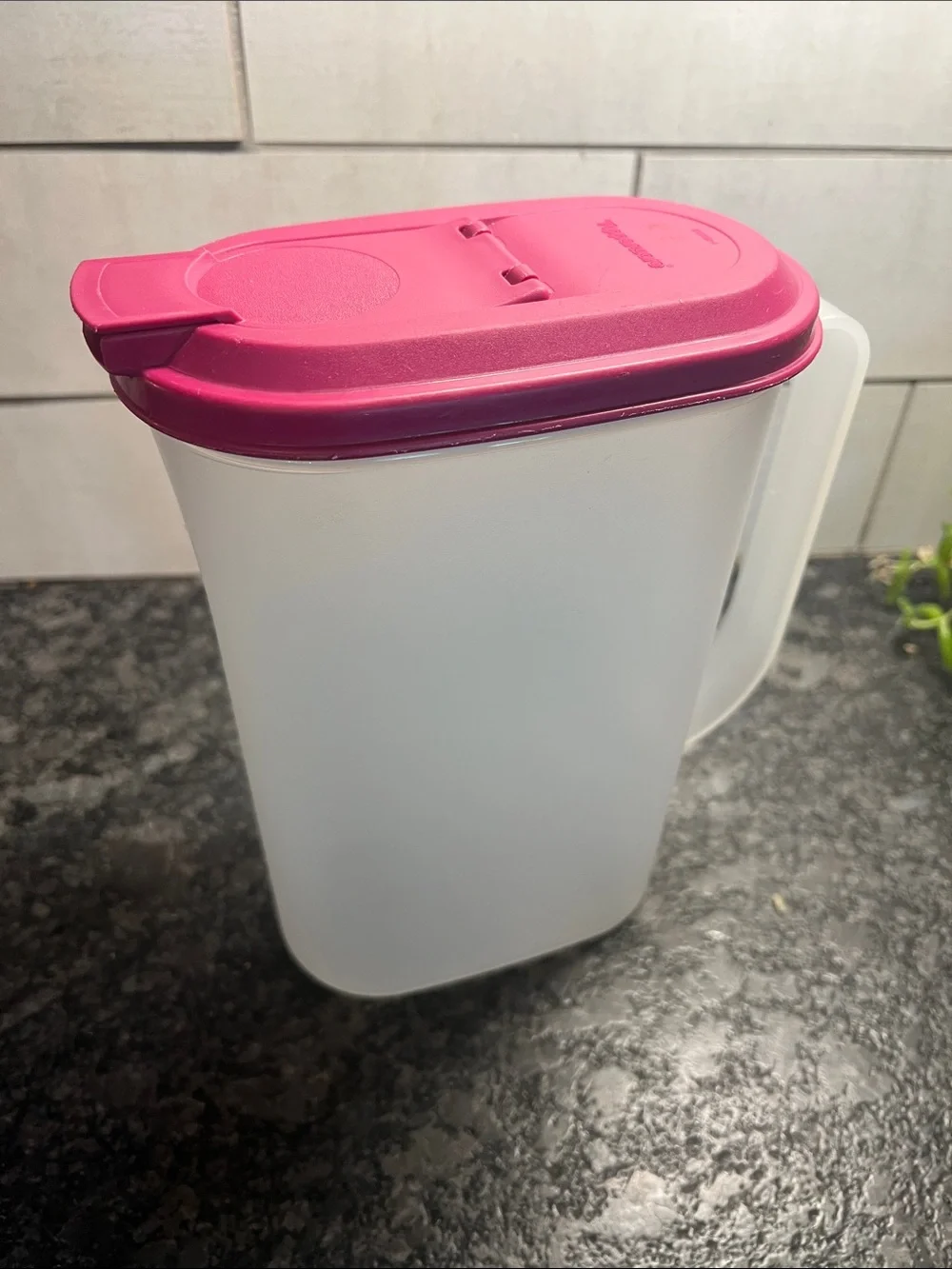 Tupperware Slim Line Plastic Pitcher with Pink Flip Lid   LOOKS NEW.